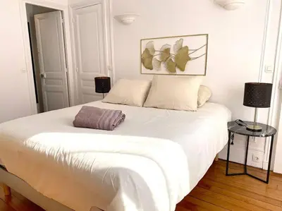 Un ou plusieurs lits dans un hébergement de l'établissement Mytripinparis - Large and Sunbathed 1Br - close to the Eiffel Tower