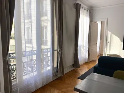 Un ou plusieurs lits dans un hébergement de l'établissement Mytripinparis - Large and Sunbathed 1Br - close to the Eiffel Tower