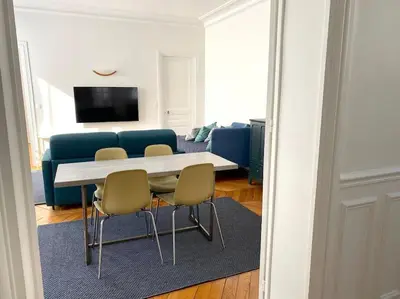 Télévision ou salle de divertissement dans l'établissement Mytripinparis - Large and Sunbathed 1Br - close to the Eiffel Tower