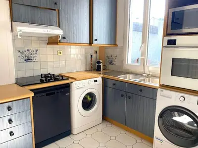 Cuisine ou kitchenette dans l'établissement Mytripinparis - Large and Sunbathed 1Br - close to the Eiffel Tower