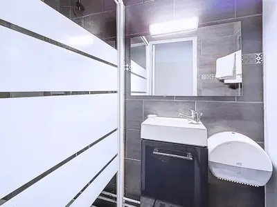 Salle de bains dans l'établissement HOTEL WATTIGNIES
