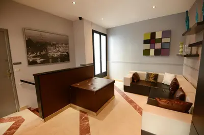 Coin salon dans l'établissement HOTEL WATTIGNIES