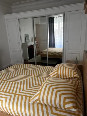 Un ou plusieurs lits dans un hébergement de l'établissement Appartement au coeur de paris à 1 kilomètre de la Tour Eiffel