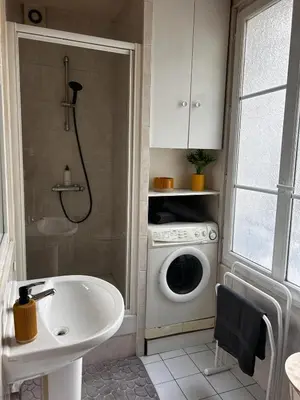 Salle de bains dans l'établissement Appartement au coeur de paris à 1 kilomètre de la Tour Eiffel