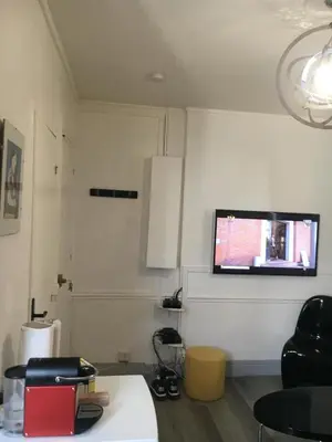 Télévision ou salle de divertissement dans l'établissement appartement T2 porte de Pantin Métro Hoche