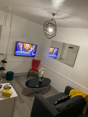 Télévision ou salle de divertissement dans l'établissement appartement T2 porte de Pantin Métro Hoche