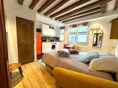 Coin salon dans l'établissement Mytripinparis - Fully renovated studio historical Paris
