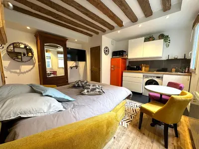Cuisine ou kitchenette dans l'établissement Mytripinparis - Fully renovated studio historical Paris