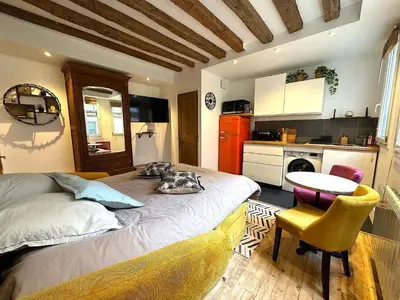 Cuisine ou kitchenette dans l'établissement Mytripinparis - Fully renovated studio historical Paris
