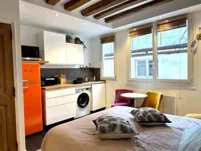 Cuisine ou kitchenette dans l'établissement Mytripinparis - Fully renovated studio historical Paris
