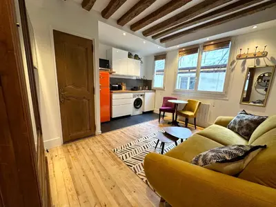 Cuisine ou kitchenette dans l'établissement Mytripinparis - Fully renovated studio historical Paris