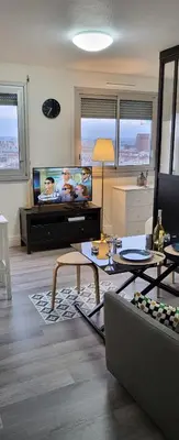 Télévision ou salle de divertissement dans l'établissement LOGEMENT CLICHY