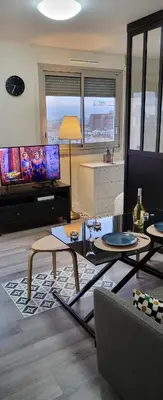 Télévision ou salle de divertissement dans l'établissement LOGEMENT CLICHY