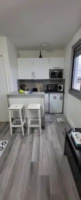 Cuisine ou kitchenette dans l'établissement LOGEMENT CLICHY