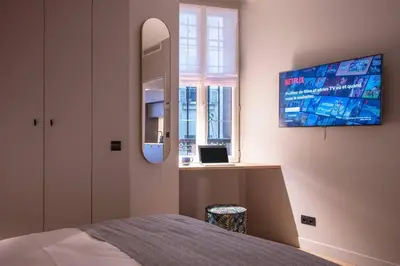 Télévision ou salle de divertissement dans l'établissement Chic & Fully-Equipped Apartment in Le Marais