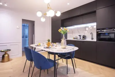 Cuisine ou kitchenette dans l'établissement Chic & Fully-Equipped Apartment in Le Marais