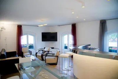 Télévision ou salle de divertissement dans l'établissement Apolline - Luxury 3BR Suite Quai Saint-Michel Cathedral Views