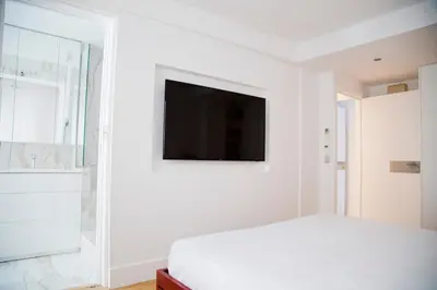 Un ou plusieurs lits dans un hébergement de l'établissement Apolline - Luxury 3BR Suite Quai Saint-Michel Cathedral Views