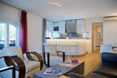 Cuisine ou kitchenette dans l'établissement Apolline - Luxury 3BR Suite Quai Saint-Michel Cathedral Views