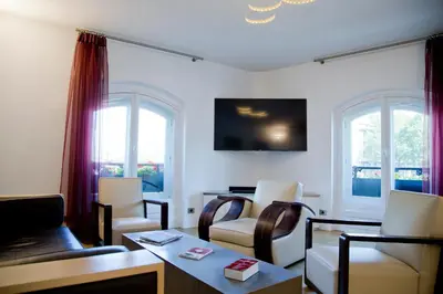 Télévision ou salle de divertissement dans l'établissement Apolline - Luxury 3BR Suite Quai Saint-Michel Cathedral Views