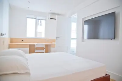 Un ou plusieurs lits dans un hébergement de l'établissement Apolline - Luxury 3BR Suite Quai Saint-Michel Cathedral Views