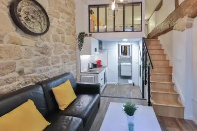Coin salon dans l'établissement Chloé - Modern Loft Sorbonne Notre-Dame Historic