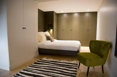 Un ou plusieurs lits dans un hébergement de l'établissement Célestine - Luxury Duplex Saint-Michel Luxembourg Gardens
