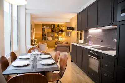 Cuisine ou kitchenette dans l'établissement Célestine - Luxury Duplex Saint-Michel Luxembourg Gardens