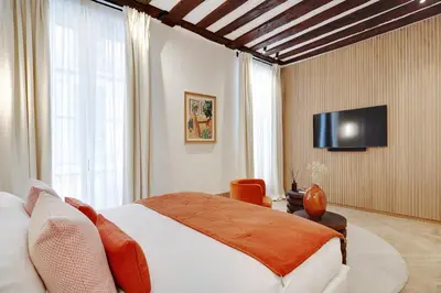 Télévision ou salle de divertissement dans l'établissement TheLander - Serviced Apartment in Saint-Germain-des-Prés