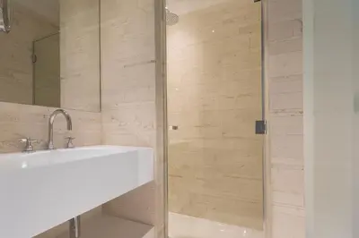 Salle de bains dans l'établissement Hôtel Le Marianne