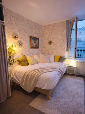 Un ou plusieurs lits dans un hébergement de l'établissement Clara Lovely studio in the Heart of Marais