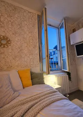 Un ou plusieurs lits dans un hébergement de l'établissement Clara Lovely studio in the Heart of Marais