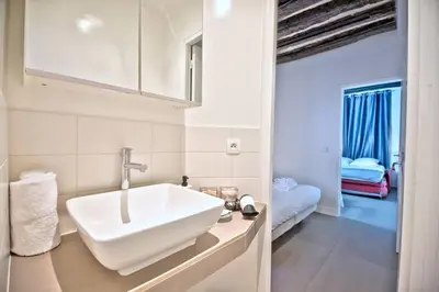 Salle de bains dans l'établissement 1 bedroom apt only 15 min walk to The Louvre