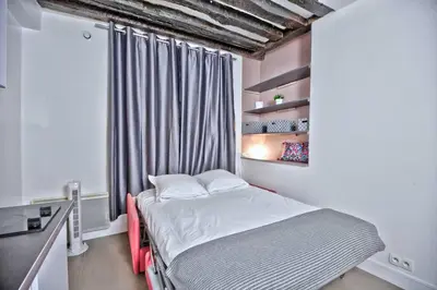 Un ou plusieurs lits dans un hébergement de l'établissement 1 bedroom apt only 15 min walk to The Louvre