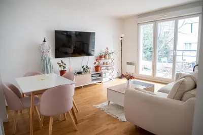 Télévision ou salle de divertissement dans l'établissement Appartement entier avec balcon sur cour à Paris