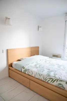 Un ou plusieurs lits dans un hébergement de l'établissement Appartement entier avec balcon sur cour à Paris