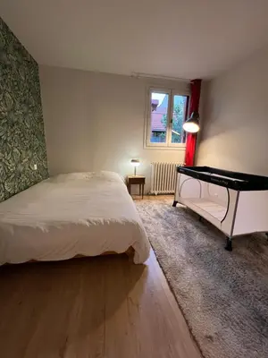 Un ou plusieurs lits dans un hébergement de l'établissement Spacious Private House 160sqm Prime Location with Yard and Parking for 2 Cars
