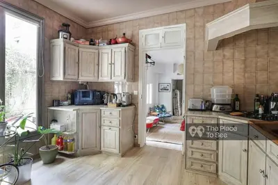 Cuisine ou kitchenette dans l'établissement Spacious Private House 160sqm Prime Location with Yard and Parking for 2 Cars