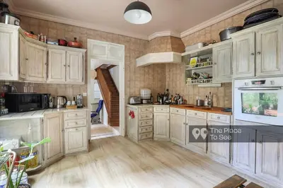 Cuisine ou kitchenette dans l'établissement Spacious Private House 160sqm Prime Location with Yard and Parking for 2 Cars