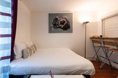 Un ou plusieurs lits dans un hébergement de l'établissement Montmartre-Appartement climatisé -3min Sacré-Cœur