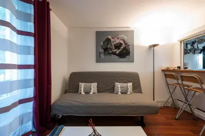 Coin salon dans l'établissement Montmartre-Appartement climatisé -3min Sacré-Cœur
