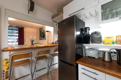 Cuisine ou kitchenette dans l'établissement Montmartre-Appartement climatisé -3min Sacré-Cœur