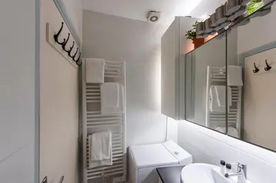 Salle de bains dans l'établissement Montmartre-Appartement climatisé -3min Sacré-Cœur