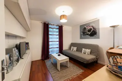 Télévision ou salle de divertissement dans l'établissement Montmartre-Appartement climatisé -3min Sacré-Cœur