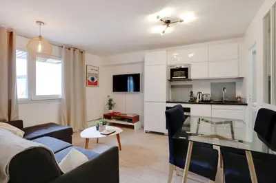 Cuisine ou kitchenette dans l'établissement Charming FLAT - Père Lachaise