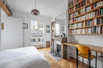 Bibliothèque dans l'appartement