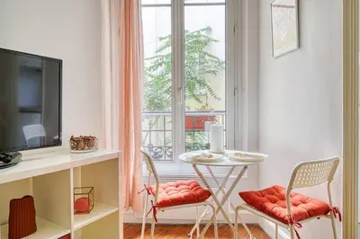 Télévision ou salle de divertissement dans l'établissement Charming appartment Paris Montmartre