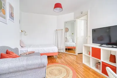 Télévision ou salle de divertissement dans l'établissement Charming appartment Paris Montmartre