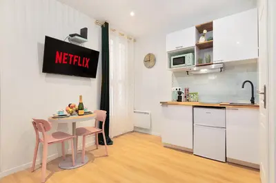 Cuisine ou kitchenette dans l'établissement Guestrust - Arc de Triomphe Green