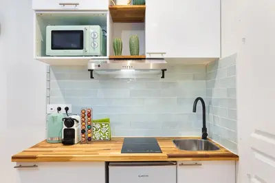 Cuisine ou kitchenette dans l'établissement Guestrust - Arc de Triomphe Green